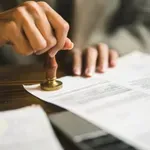 «Κίτρινες κάρτες» για τις δημόσιες συμβάσεις – Απευθείας αναθέσεις, σκιές και σωρεία παραβάσεων