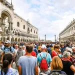 Υπερτουρισμός: Νέοι κανόνες στην Ευρώπη – Τι αλλάζει στα ταξίδια το 2026 και τι ισχύει στην Ελλάδα