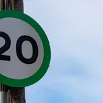 Τι είναι το πράσινο όριο ταχύτητας που μπαίνει στους δρόμους -Τι κάνουμε όταν το συναντήσουμε