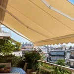Τέντα: Ποια χρώματα κρατούν το σπίτι δροσερό – Γιατί η πράσινη είναι λάθος επιλογή;