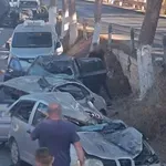 Κρήτη: Τρελή πορεία αυτοκινήτου – Διέλυσε σταθμευμένα ΙΧ και τούμπαρε στη μέση του δρόμου