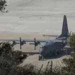 Αναστάτωση στη Σούδα: Χειροπέδες σε 39χρονη που φωτογράφιζε στρατιωτικά αεροπλάνα