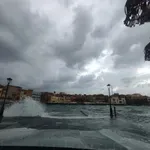 Χανιά: Ισχυρές βροχοπτώσεις και θυελλώδεις άνεμοι – Στο λιθόστρωτο του παλιού λιμανιού τα κύματα