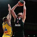 Ολυμπιακός – Περιστέρι: Φανταστική πάσα του Ουόρντ στον Μιλουτίνοφ, κάρφωσε ο Σέρβος (video)