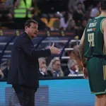 Άρης – Παναθηναϊκός: «Ντου» του Αταμάν στο παρκέ και επίθεση στους διαιτητές (video)