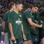 Επική στιγμή στην απονομή με τον Μήτογλου να ζητάει το μετάλλιο του Χολμς (video)