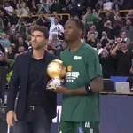 Ολυμπιακός – Παναθηναϊκός: Ο Χέιζ-Ντέιβις αναδεικνύεται MVP του τελικού και γνωρίζει την αποθέωση (video)