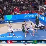 Ολυμπιακός – Παναθηναϊκός: Ο Χολμς «σκεπάζει» τον Γουόκαπ στον αιφνιδιασμό με εντυπωσιακή τάπα (video)