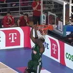 Ολυμπιακός – Παναθηναϊκός: Εντυπωσιακό ανάποδο κάρφωμα από τον Χέιζ – Ντέιβις, ύστερα από κλέψιμο! (video)