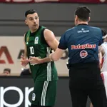 Πανιώνιος – Παναθηναϊκός: Ένταση ανάμεσα σε Σλούκα και Τόμασον μετά το αντιαθλητικό φάουλ του δεύτερου
