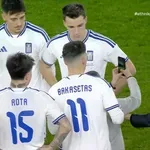 Ελλάδα – Παραγουάη: Ο… απίθανος πιτσιρικάς που “μπούκαρε” για μια selfie στο ημίχρονο! (video)