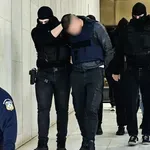 Με σκυμμένα κεφάλια ο 20χρονος, ο 18χρονος και τα δύο κορίτσια στον εισαγγελέα για τη δολοφονία του 27χρονου στον Άγιο Δημήτριο