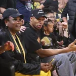 Απίστευτο σύνθημα για τον Γιάννη από τους φίλους του Άρη: «Άντε τελείωνε με το NBA φτάνει» (video)