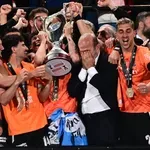 Ιστορική στιγμή – Η απονομή του Κυπέλλου στον ΟΦΗ (video)