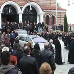 Συγκίνηση στο τελευταίο αντίο στον Μπορμπόκη, με τη σημαία του ΠΑΟΚ το φέρετρο