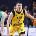 ΑΕΚ – Ολυμπιακός: Το δυνατό χειροκρότημα για τον πατέρα του Δ. Φλιώνη (video)