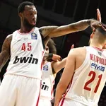 AEK – Ολυμπιακός: Η αγκαλιά του Μπαρτζώκα στον Νετζήπογλου (video)