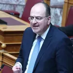 Ο Λαζαρίδης έδειξε on air το πτυχίο του: «Το 2007 μπορούσες να εργαστείς ως μετακλητός υπάλληλος ακόμα και με αυτή τη βεβαίωση σπουδών»