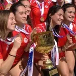 Ολυμπιακός: Η απονομή του τροπαίου στις «ερυθρόλευκες» κυπελλούχες!