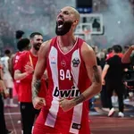 Ολυμπιακός: Ο πανηγυρισμός του Φουρνιέ με τα παιδιά του (video)