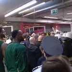 ΜΑΤ στα αποδυτήρια μετά το τέλος του Ολυμπιακός – Παναθηναϊκός! (video)