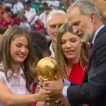 Η βασιλική οικογένεια της Ισπανίας με το τρόπαιο του Μουντιάλ στα χέρια! (video)