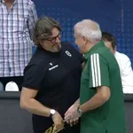 Παναθηναϊκός-ΠΑΟΚ: Η θερμή χειραψία μεταξύ Ομπράντοβιτς και Τρινκιέρι πριν το τζάμπολ