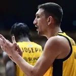 Ολυμπιακός – ΑΕΚ: Τι συνέβη μεταξύ Μπαρτζώκα και Λαρεντζάκη