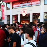 Ολυμπιακός: Πανζουρλισμός στα εγκαίνια της μπουτίκ! (video)