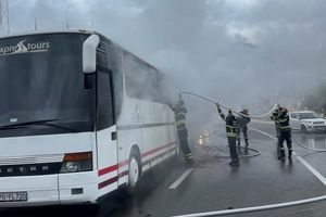 ZAPALIO SE U POKRETU: Autobus izgoreo na putu Budva-Cetinje, srećom nema povređenih putnika (FOTO)