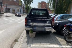 Čitaoci pišu: Opasno parkiranje na opasnoj raskrsnici