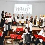 Свака птица својим гласом пева