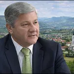 Како смо пристали на власт коју јавно мрзимо, а тајно подржавамо