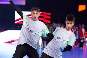 Dvanajstletna hip-hop plesalca Matic Štukelj in Dominik Strusa. Plešite s srcem, čustvi in z dobro energijo!