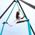 Lea Bajc. Sem pripovedovalka skozi gib ter zračna umetnica!