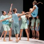 Predznak. Na oder Cankarjevega doma prihaja osem akrobatskih plesalcev flamskega koreografa Alexandra Vantournhouta!