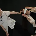 Plesno pesniški performans KR(E)Č Urše Majcen in Alje Lacković. Ko dva jezika metafor zakričita skupaj!