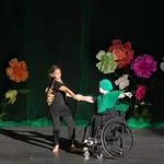 Ko skupaj zaplešejo plesalci in gibalno ovirani otroci. Ava in zelenjava navdušila ljubljanske Križanke s projektom Predani korakom!