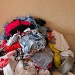 Nova pravila EU prepovedujejo uničevanje neprodanih oblačil in obutve