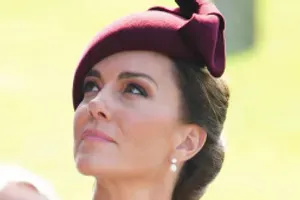 Princ William in princesa Kate sta se ob obletnici spomnila pokojne kraljice