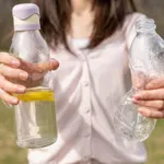 Mikroplastika v pijačah: so steklenice še hujše od plastenk?