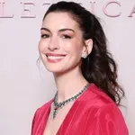 Anne Hathaway očarala v Valentino Haute Couture