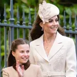 Kate Middleton in princesa Charlotte opaženi na londonski podzemni železnici