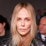 Charlize Theron na pariškem tednu mode grdo zignorirala Johnnyja Deppa