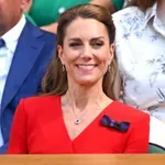Princesa Kate je ob vrnitvi na Wimbledon zasijala v rdeči obleki Roland Mouret