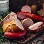 Predelane mesnine povzročajo raka na črevesju