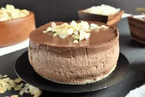 Recept: Čokoladno-kokosova torta brez peke (primerna za vegane)