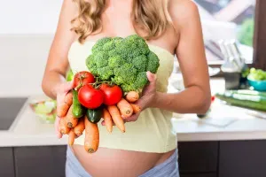 Študija: Veganke imajo večje tveganje za zaplete pri nosečnosti