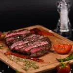Globalni paradoks: zakaj prodaja mesa raste in zakaj se nekdanji vegani zatekajo h »karnivorstvu«?