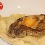 Вратни пържоли в зелеви листа